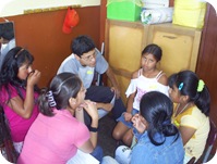 Diego Ganoza - Con los niños del Centro educativo en el Cerro El Pino, El Agustino